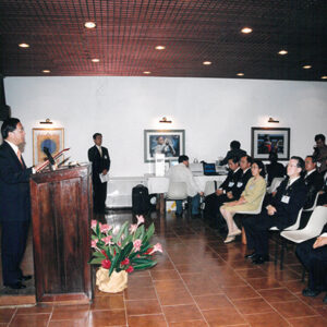 陳水扁總統於聖多美國際機場聽取柯大使吉生簡報-陳總統訪聖多美普林西比-MOFA109179CF-2020-12-PH00058-031