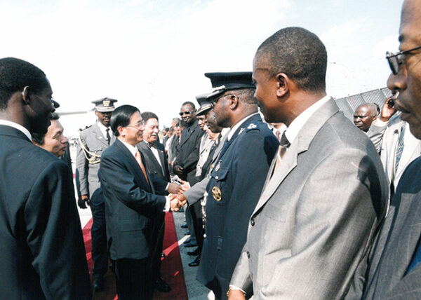 陳水扁總統抵達聖多美普林西比國際機場接受該國人士熱情歡迎-陳總統訪聖多美普林西比-MOFA109179CF-2020-12-PH00058-066