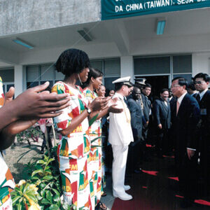 陳水扁總統抵達聖多美普林西比國際機場接受該國人士熱情歡迎-陳總統訪聖多美普林西比-MOFA109179CF-2020-12-PH00058-090