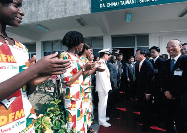 陳水扁總統抵達聖多美普林西比國際機場接受該國人士熱情歡迎-陳總統訪聖多美普林西比-MOFA109179CF-2020-12-PH00058-090
