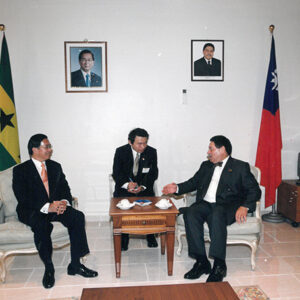 陳水扁總統抵達聖多美普林西比國際機場接受該國人士熱情歡迎-陳總統訪聖多美普林西比-MOFA109179CF-2020-12-PH00058-091