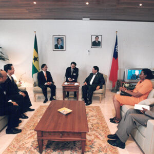 陳水扁總統抵達聖多美普林西比國際機場接受該國人士熱情歡迎-陳總統訪聖多美普林西比-MOFA109179CF-2020-12-PH00058-092