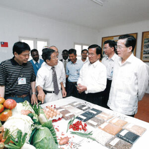 陳水扁總統於聖多美普林西比視察技術團養雞場-陳總統訪聖多美普林西比-MOFA109179CF-2020-12-PH00058-100