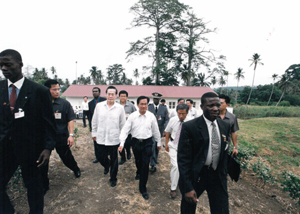 陳水扁總統於聖多美普林西比視察技術團養雞場-陳總統訪聖多美普林西比-MOFA109179CF-2020-12-PH00058-102