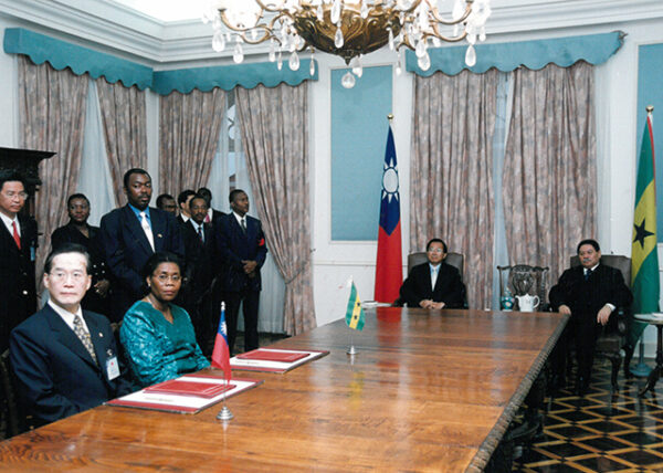 陳水扁總統於聖多美普林西比與梅尼士總統簽署兩國聯合公報-陳總統訪聖多美普林西比-MOFA109179CF-2020-12-PH00058-123