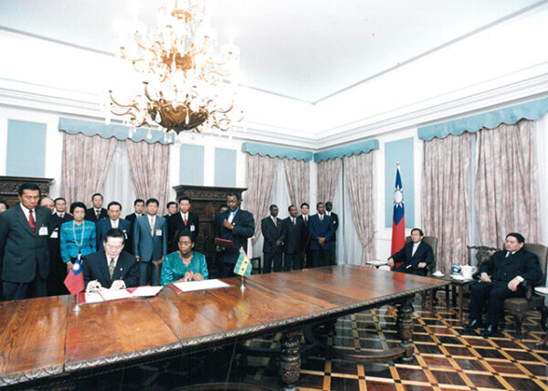 陳水扁總統於聖多美普林西比與梅尼士總統簽署兩國聯合公報-陳總統訪聖多美普林西比-MOFA109179CF-2020-12-PH00058-124