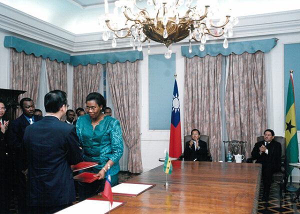 陳水扁總統於聖多美普林西比與梅尼士總統簽署兩國聯合公報-陳總統訪聖多美普林西比-MOFA109179CF-2020-12-PH00058-127