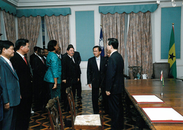 陳水扁總統於聖多美普林西比與梅尼士總統簽署兩國聯合公報-陳總統訪聖多美普林西比-MOFA109179CF-2020-12-PH00058-128