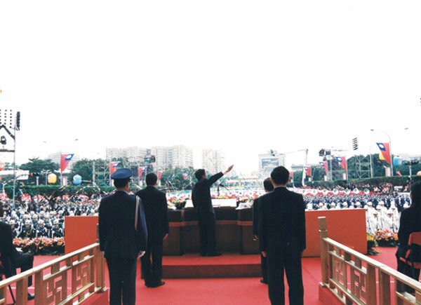 陳水扁總統於總統府前廣場參加中華民國九十一年國慶大會-陳水扁總統活動照片-MOFA109179CF-2020-12-PH00080-092
