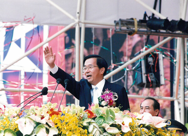 陳水扁總統於總統府前廣場參加中華民國九十一年國慶大會-陳水扁總統活動照片-MOFA109179CF-2020-12-PH00080-099