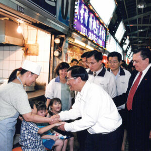 陳水扁總統於台北華西街陪同哥斯大黎加總統白契科參訪華西街灣光夜市-陳水扁總統活動照片-MOFA109179CF-2020-12-PH00080-117