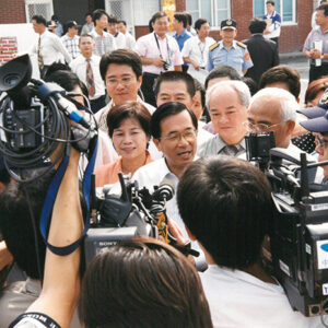 陳水扁總統於彰化芳苑聽取王功漁港規畫簡報-陳水扁總統活動照片-MOFA109179CF-2020-12-PH00080-127