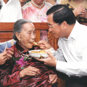 陳水扁總統於台中拜訪百歲人瑞廖許足女士-陳水扁總統活動照片-MOFA109179CF-2020-12-PH00080-135