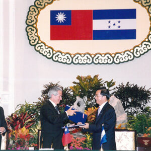 陳水扁總統於總統府與宏都拉斯共和國總統馬度洛簽署聯合公報-陳水扁總統活動照片-MOFA109179CF-2020-12-PH00081-005