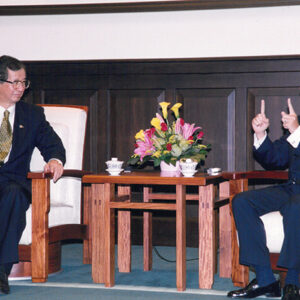 陳水扁總統於總統府接見代表我國參加APEC會議返國中央研究院院長李遠哲-陳水扁總統活動照片-MOFA109179CF-2020-12-PH00081-018