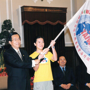 陳水扁總統於總統府接見九十一年度外交替代役男暨海外服務工作團團員並授旗-陳水扁總統活動照片-MOFA109179CF-2020-12-PH00081-054