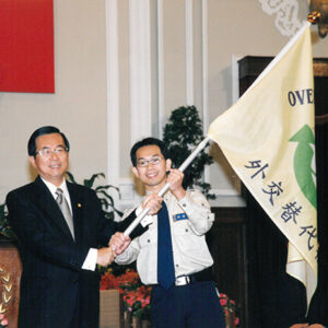 陳水扁總統於總統府接見九十一年度外交替代役男暨海外服務工作團團員並授旗-陳水扁總統活動照片-MOFA109179CF-2020-12-PH00081-055