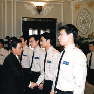 陳水扁總統於總統府接見九十一年度外交替代役男暨海外服務工作團團員並授旗-陳水扁總統活動照片-MOFA109179CF-2020-12-PH00081-056