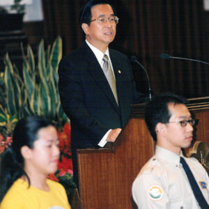 陳水扁總統於總統府接見九十一年度外交替代役男暨海外服務工作團團員並授旗-陳水扁總統活動照片-MOFA109179CF-2020-12-PH00081-057