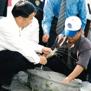 陳水扁總統於屏東鹽埔視察鹽埔鄉泰國蝦養殖區-陳水扁總統活動照片-MOFA109179CF-2020-12-PH00081-066