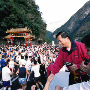 陳水扁總統於花蓮太魯閣參加二00二太魯閣中華汽車盃國際馬拉松活動-陳水扁總統活動照片-MOFA109179CF-2020-12-PH00081-074