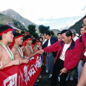 陳水扁總統於花蓮太魯閣參加二00二太魯閣中華汽車盃國際馬拉松活動-陳水扁總統活動照片-MOFA109179CF-2020-12-PH00081-080