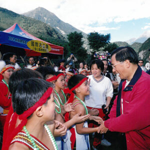 陳水扁總統於花蓮太魯閣參加二00二太魯閣中華汽車盃國際馬拉松活動-陳水扁總統活動照片-MOFA109179CF-2020-12-PH00081-082