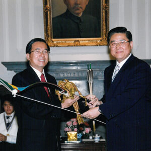 陳水扁總統於總統府接見我國參加「第十二屆亞洲射箭錦標賽」代表團獲獎人員及隊職員-陳水扁總統活動照片-MOFA109179CF-2020-12-PH00082-052