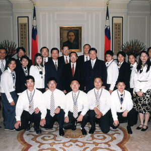 陳水扁總統於總統府接見我國參加「第十二屆亞洲射箭錦標賽」代表團獲獎人員及隊職員-陳水扁總統活動照片-MOFA109179CF-2020-12-PH00082-053