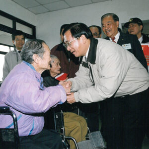 陳水扁總統訪視南投私立仁愛之家並致贈紅包-陳水扁總統活動照片-MOFA109179CF-2020-12-PH00082-100