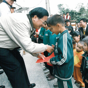 陳水扁總統訪視南投育幼院並致贈紅包-陳水扁總統活動照片-MOFA109179CF-2020-12-PH00082-103