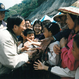 陳水扁總統赴高雄縣主持月光隧道通車典禮與當地民眾親切握手致意-陳水扁總統活動照片-MOFA109179CF-2020-12-PH00082-123