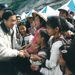 陳水扁總統赴高雄縣主持月光隧道通車典禮與當地民眾親切握手致意-陳水扁總統活動照片-MOFA109179CF-2020-12-PH00082-124