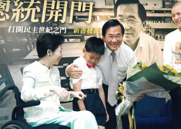 陳水扁總統於台北市出席「總統開門」寫真發表會-陳水扁總統活動照片-MOFA109179CF-2020-12-PH00083-091