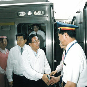 陳水扁總統搭火車赴宜蘭羅東聖母醫院擔任志工，與火車列車長及服務人員握手致意-陳水扁總統活動照片-MOFA109179CF-2020-12-PH00083-104