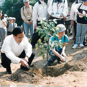 陳水扁總統於政治大學後山植樹紀念-陳水扁總統活動照片-MOFA109179CF-2020-12-PH00084-046