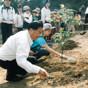陳水扁總統於政治大學後山植樹紀念-陳水扁總統活動照片-MOFA109179CF-2020-12-PH00084-047