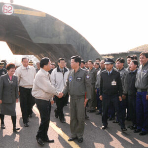 陳水扁總統於台南機場視導空軍四四三聯隊作戰隊-陳水扁總統活動照片-MOFA109179CF-2020-12-PH00085-091