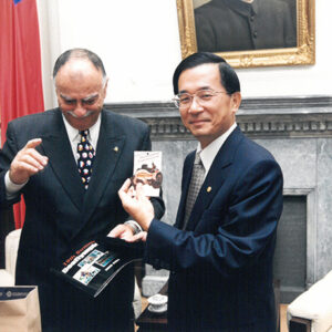 陳水扁總統於總統府接見國際聽障體育總會(CISS)會長John Lovett-陳水扁總統活動照片-MOFA109179CF-2020-12-PH00087-015