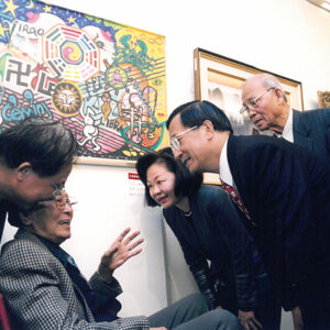 陳水扁總統於國父紀念館參觀「六五台陽、甲子風華」特展並頒獎八十歲以上之碩老-陳水扁總統活動照片-MOFA109179CF-2020-12-PH00087-063