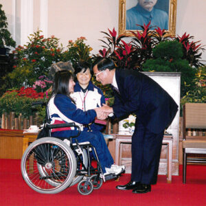 陳水扁總統於總統府接見我國參加二00二年釜山第八屆遠東暨南太平洋殘障運動會代表團-陳水扁總統活動照片-MOFA109179CF-2020-12-PH00087-093