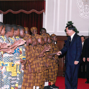 陳水扁總統於總統府接見參加「讓夢想隨著歌聲起飛」活動之剛果、馬拉威、南非兒童合唱團成員-陳水扁總統活動照片-MOFA109179CF-2020-12-PH00087-096