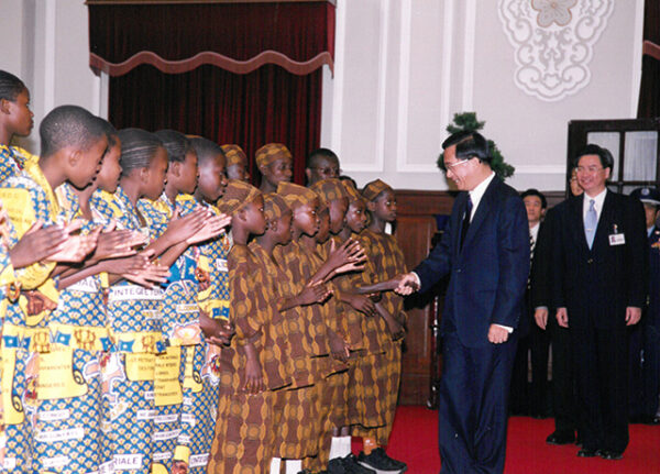 陳水扁總統於總統府接見參加「讓夢想隨著歌聲起飛」活動之剛果、馬拉威、南非兒童合唱團成員-陳水扁總統活動照片-MOFA109179CF-2020-12-PH00087-096
