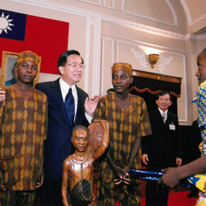 陳水扁總統於總統府接見參加「讓夢想隨著歌聲起飛」活動之剛果、馬拉威、南非兒童合唱團成員-陳水扁總統活動照片-MOFA109179CF-2020-12-PH00087-097