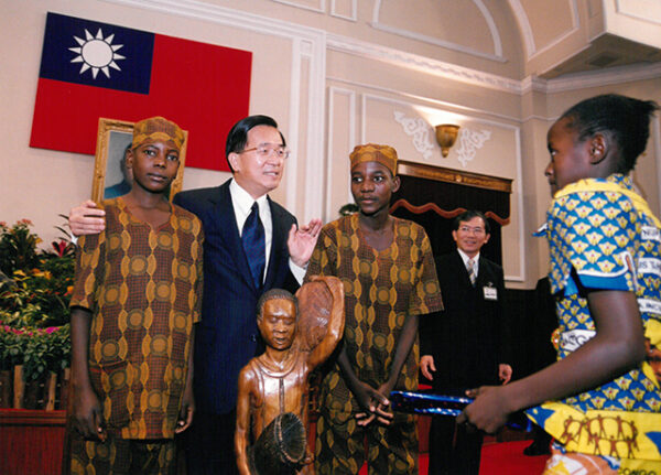 陳水扁總統於總統府接見參加「讓夢想隨著歌聲起飛」活動之剛果、馬拉威、南非兒童合唱團成員-陳水扁總統活動照片-MOFA109179CF-2020-12-PH00087-097