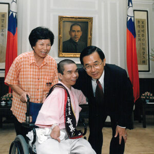 陳水扁總統於總統府接見財團法人周大觀文教基金會第五屆全球熱愛生命獎章得主-陳水扁總統活動照片-MOFA109179CF-2020-12-PH00089-009