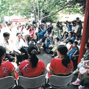 陳水扁總統於高雄縣致贈基督教六龜育幼院一佰萬元-陳水扁總統活動照片-MOFA109179CF-2020-12-PH00089-038