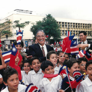 總統於哥國與小學生合影-李總統照片冊-MOFA109179CF-2020-12-PH00115-010