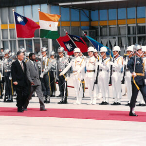 以軍禮歡迎尼日總統伉儷於松山機場-李總統照片冊-MOFA109179CF-2020-12-PH00115-041