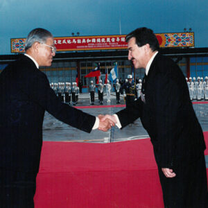 以軍禮歡迎瓜地馬拉總統戴雷昂於松山機場-李總統照片冊-MOFA109179CF-2020-12-PH00115-059